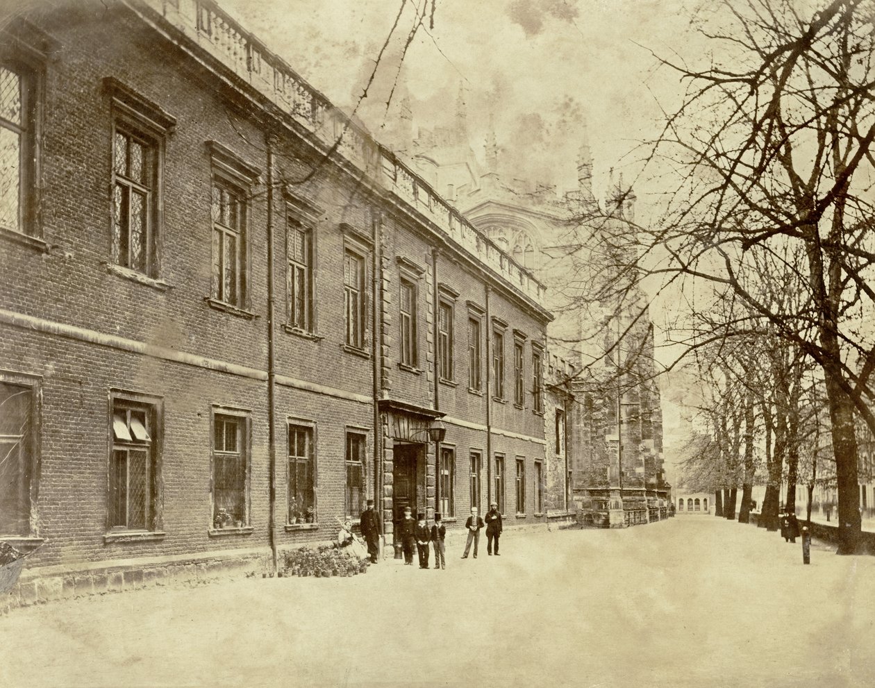 Eton College, School Yard ve College Chapel girişine doğru bir görünüm, 1860