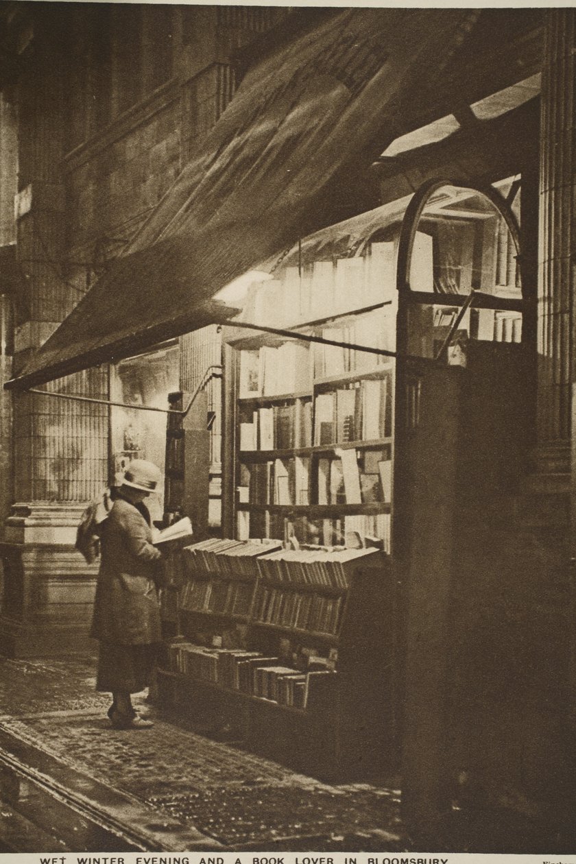 Islak bir kış akşamında ikinci el bir kitapçının önünde bir kitabı incelemek, Bloomsbury (sepya fotoğrafı) by English Photographer