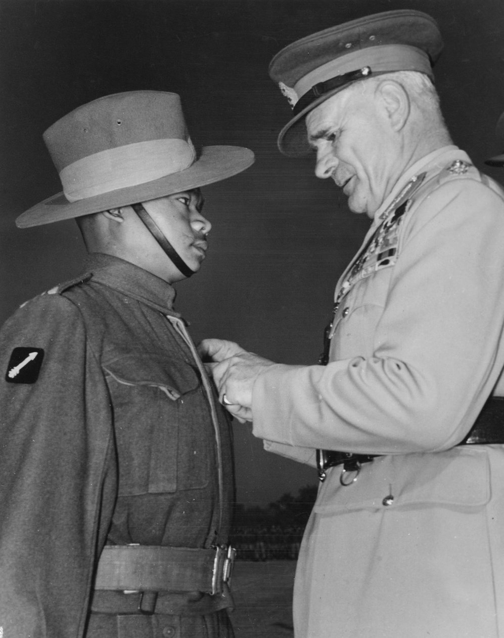 Mareşal Sir Archibald Wavell, Hindistan Valisi, bir Gurkha askerine Victoria Haçı sunarken, 1945 by English Photographer