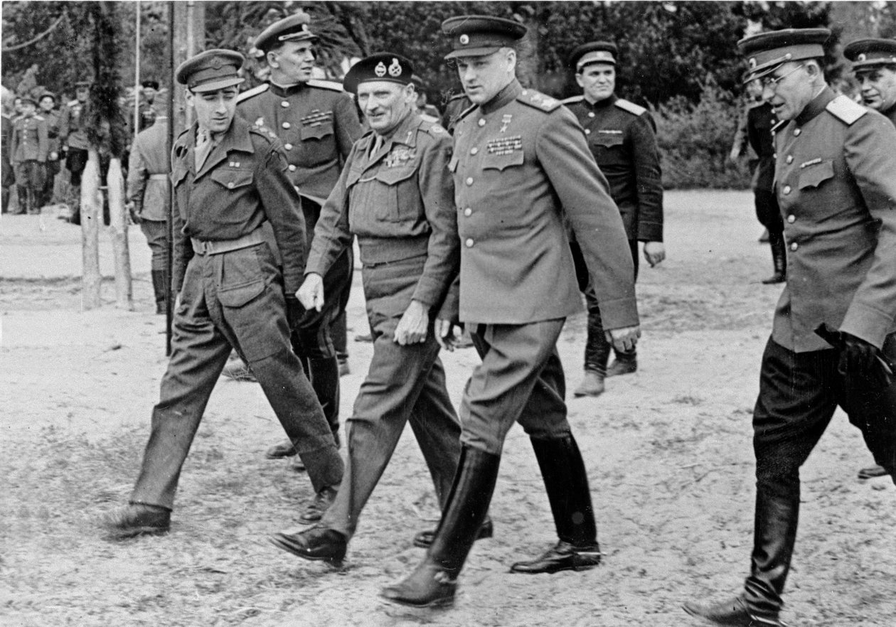 Mareşal Bernard Montgomery ile Mareşal Rokossovsky, 10 Mayıs 1945 by English Photographer