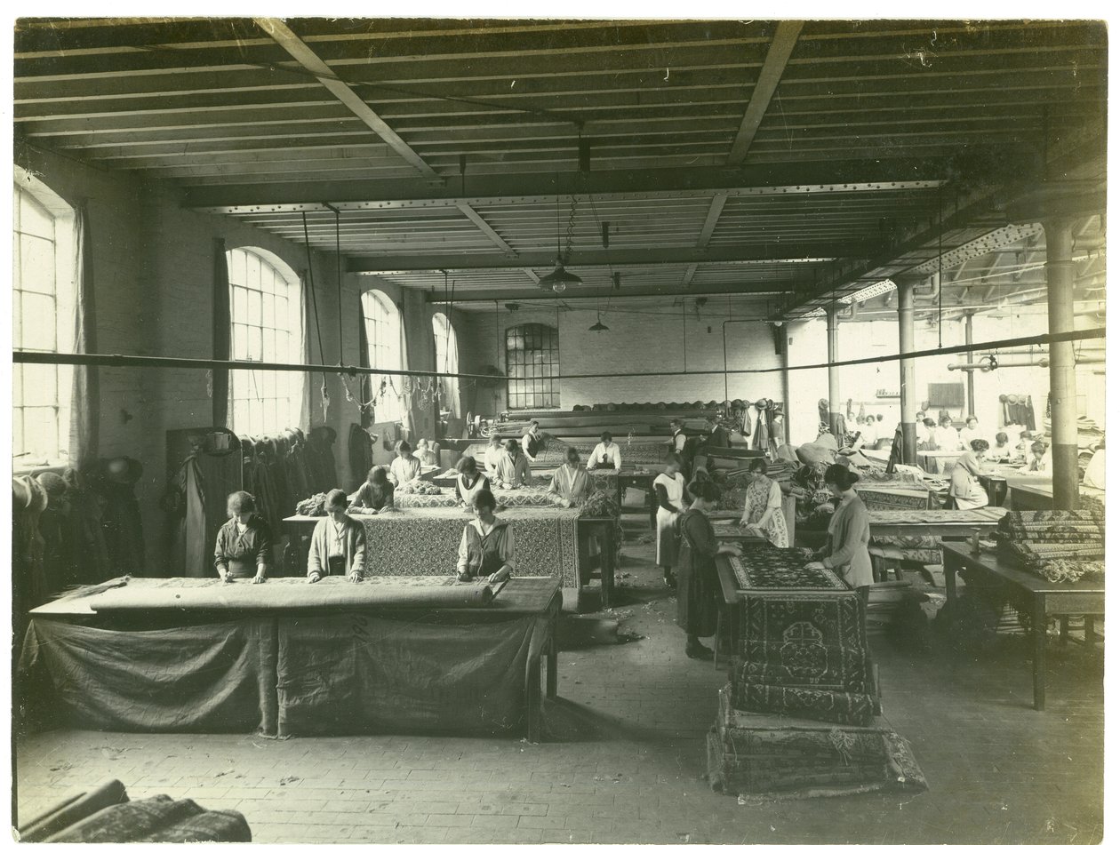Bitirme odası, Şönil bölümü, halı fabrikası, 1923 by English Photographer