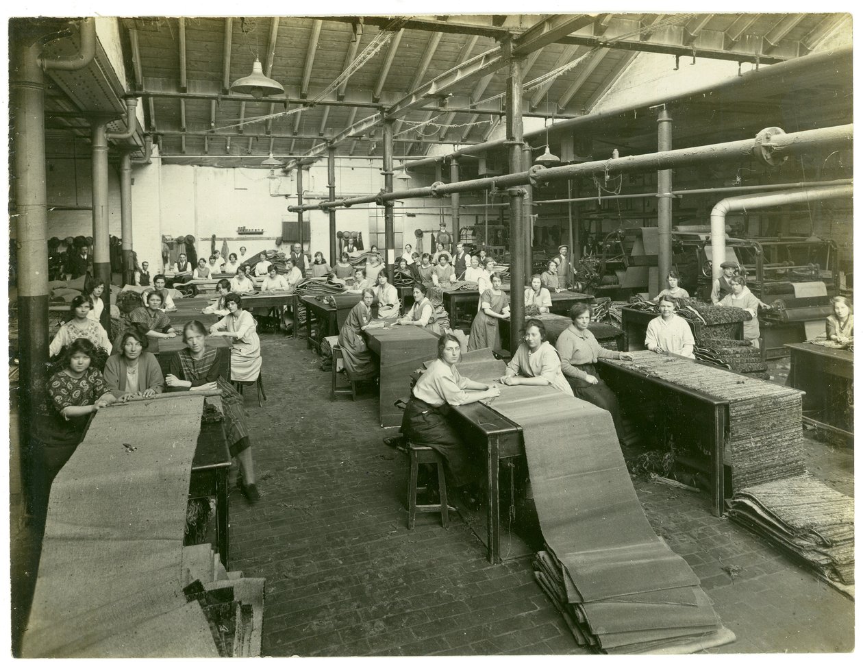 Bitirme odası, halı fabrikası, 1923 by English Photographer