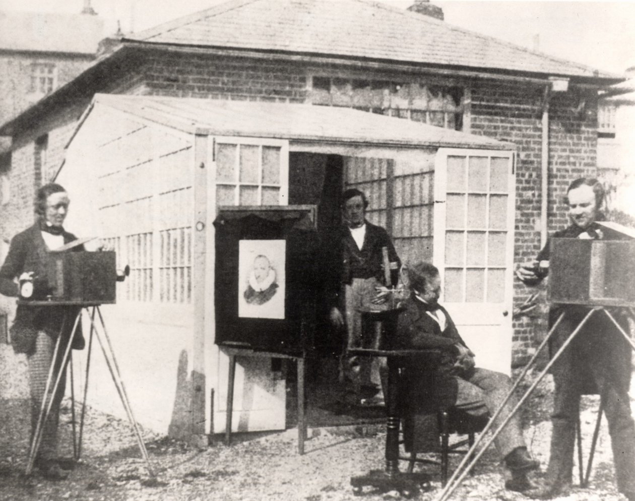 Fox Talbot (sağda), Reading fotoğraf tesisinde, c.1845 (kalotip) by English Photographer