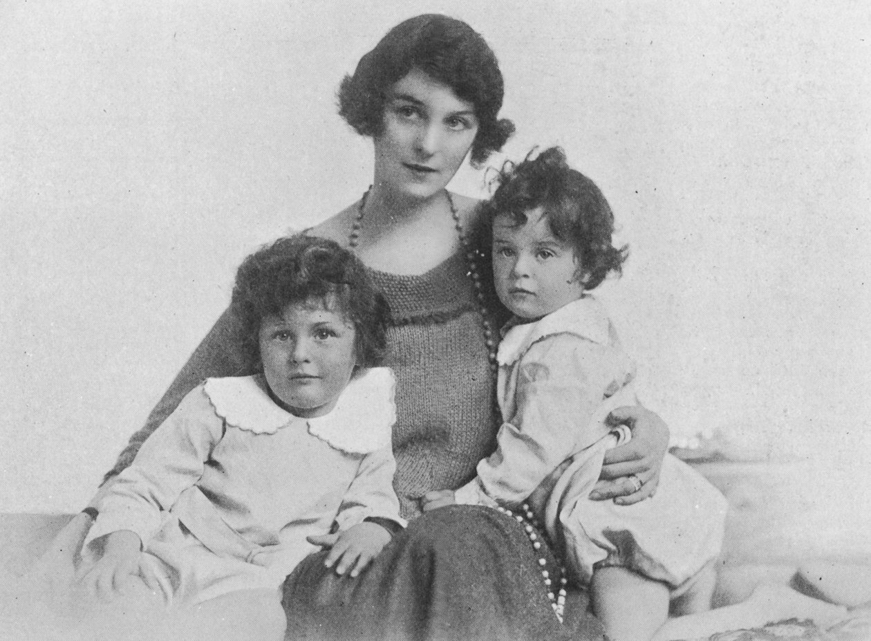 Çocuklarıyla birlikte Freda Dudley Ward, 1918 by English Photographer