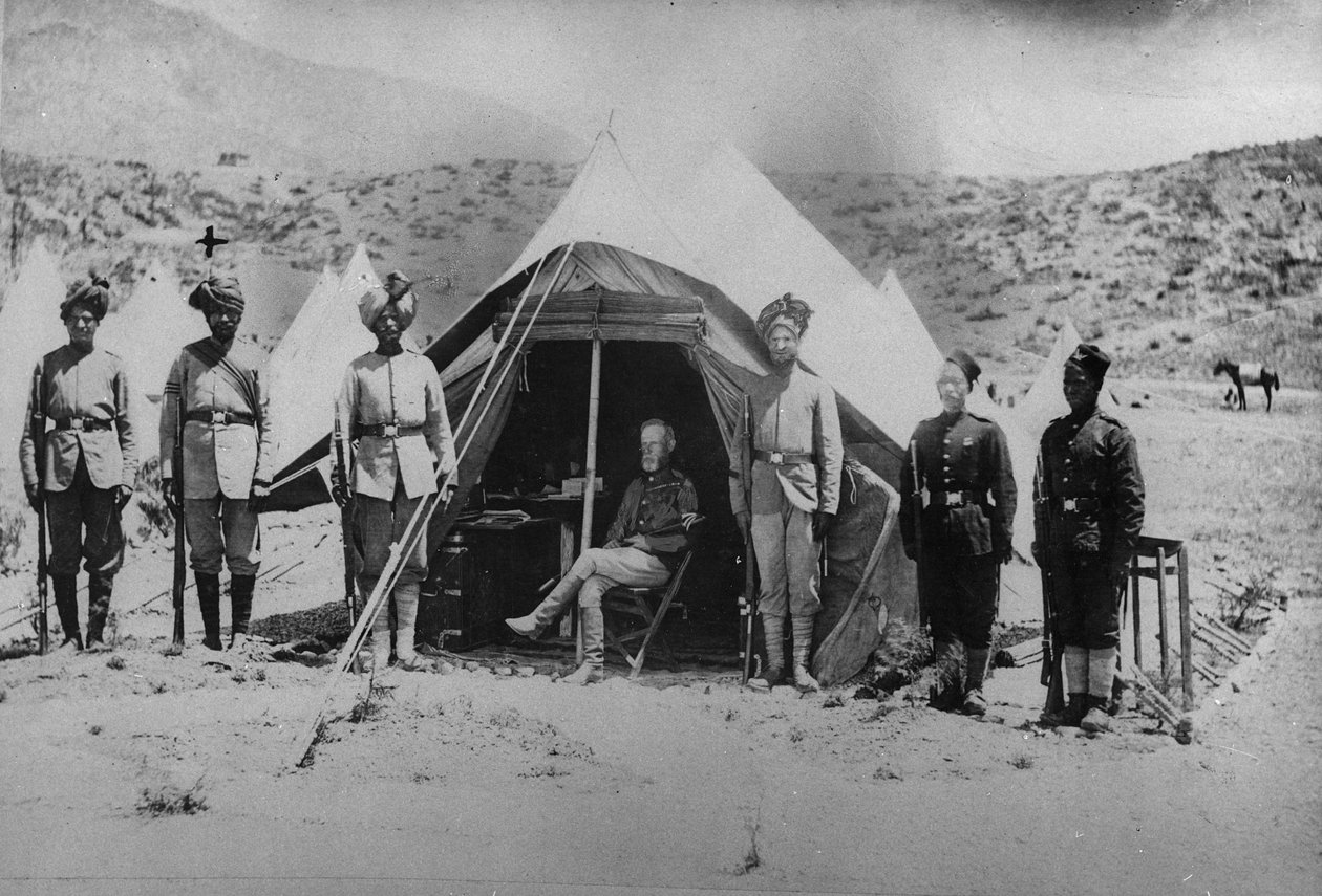 General Roberts, 1878-80 İkinci Afgan Savaşı sırasında kullanılan küçük çadırda yerli emirleri ile by English Photographer