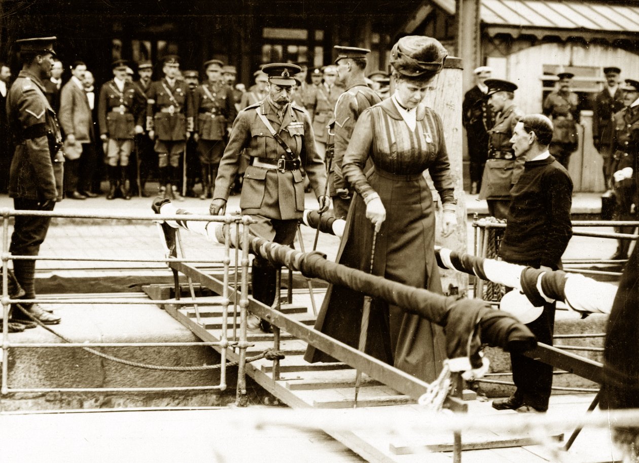 George V ve Queen Mary eve gitmek için tekneye bindiler by English Photographer
