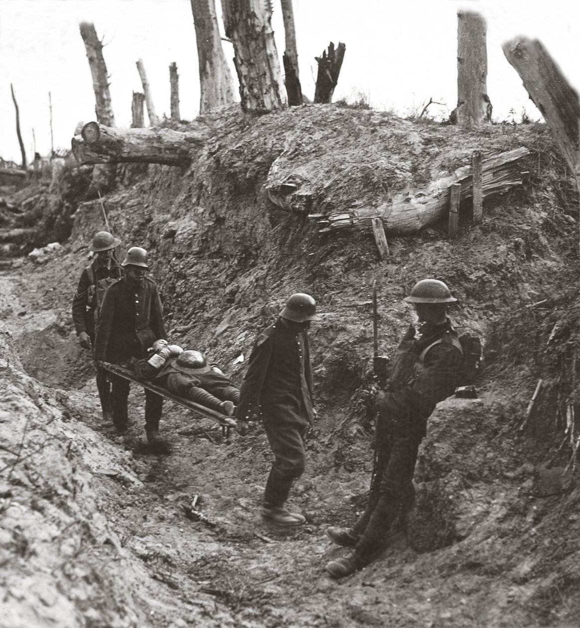 Trones Wood'a yapılan zorlu saldırı sırasında yaralılarımızı taşımak zorunda kalan Alman mahkumlar, 1916 by English Photographer