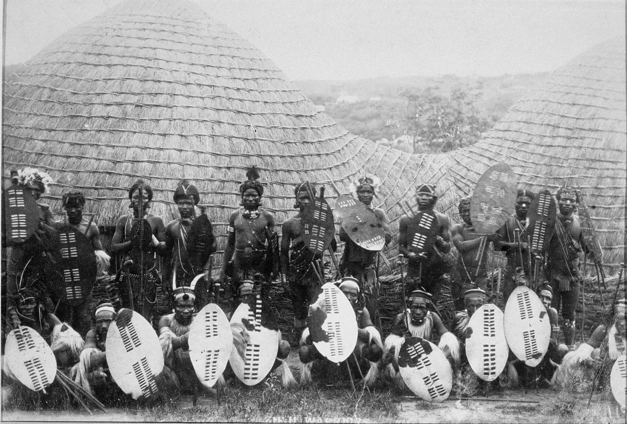 Zulu Savaşçılarının bir kulübenin dışındaki Grup Portresi, 1875 dolayları (albüm baskısı) by English Photographer