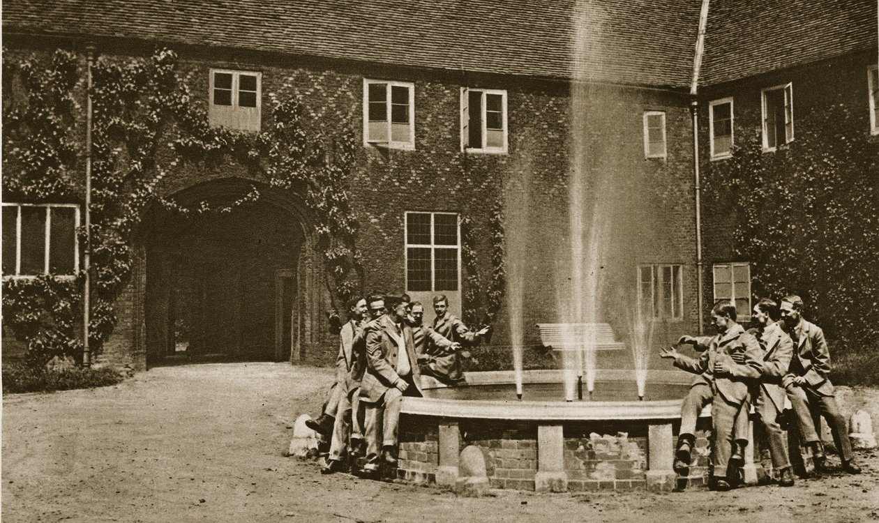 Fulham Sarayı avlusunda, 1914-19 by English Photographer