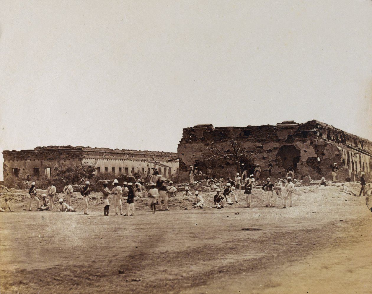 Yıkılmış binaların yanındaki Hint askerleri, 1858 dolayları (sepya fotoğrafı) by English Photographer