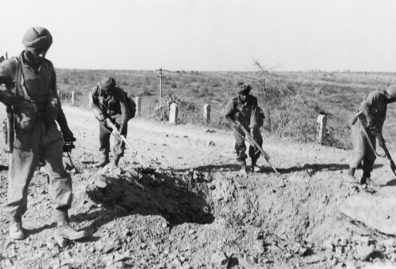 Toprak yolda mayın arayan Hintli askerler, 1941 by English Photographer