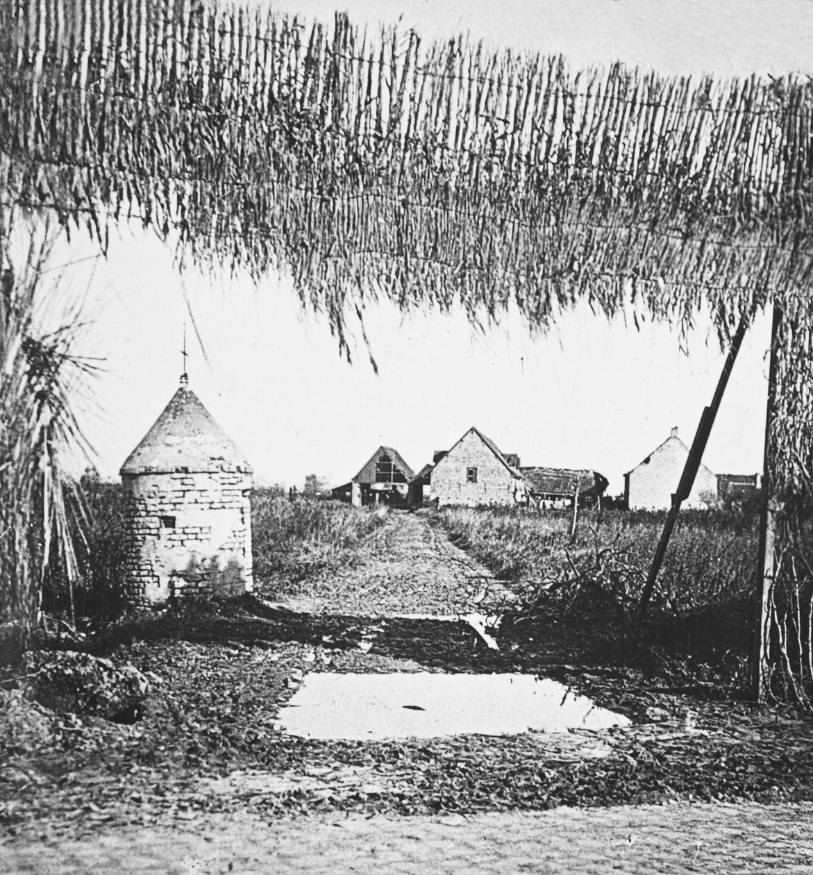 Hun havacılarından iletişim hatlarını ve silah mevzilerini gizlemek için kullanılan ustaca kamuflaj by English Photographer