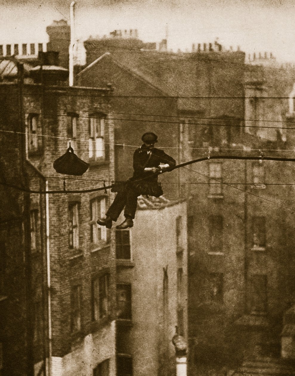 Conduit ve Maddox Streets arasındaki bir telefon kablosunun incelenmesi (sepya fotoğraf) by English Photographer