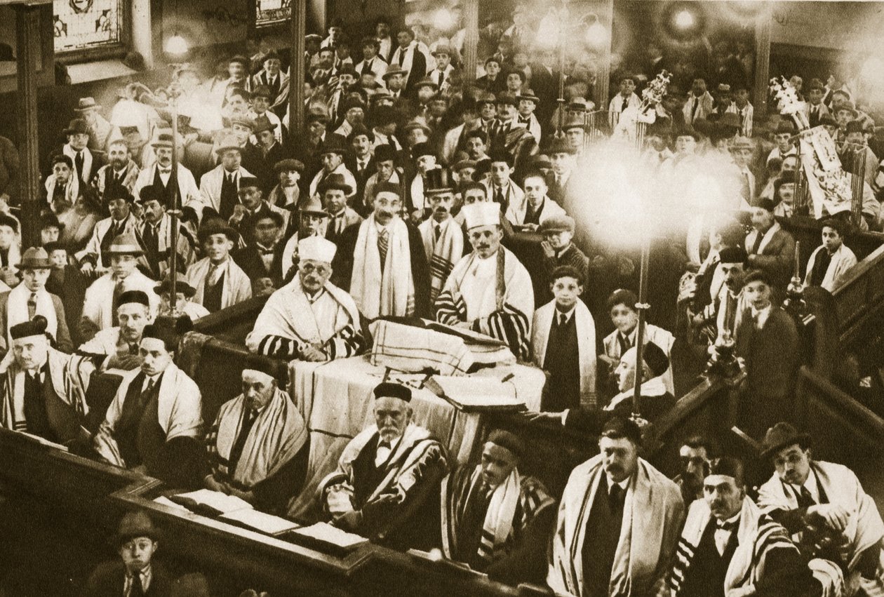 Festival sırasında bir East End Sinagogunun içi (sepya fotoğrafı) by English Photographer