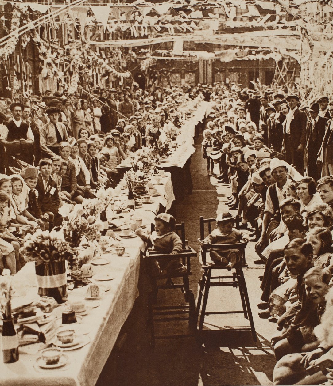 Orville Road'daki Çocuklar için Jübile Çay Partisi, Battersea, 1935 by English Photographer