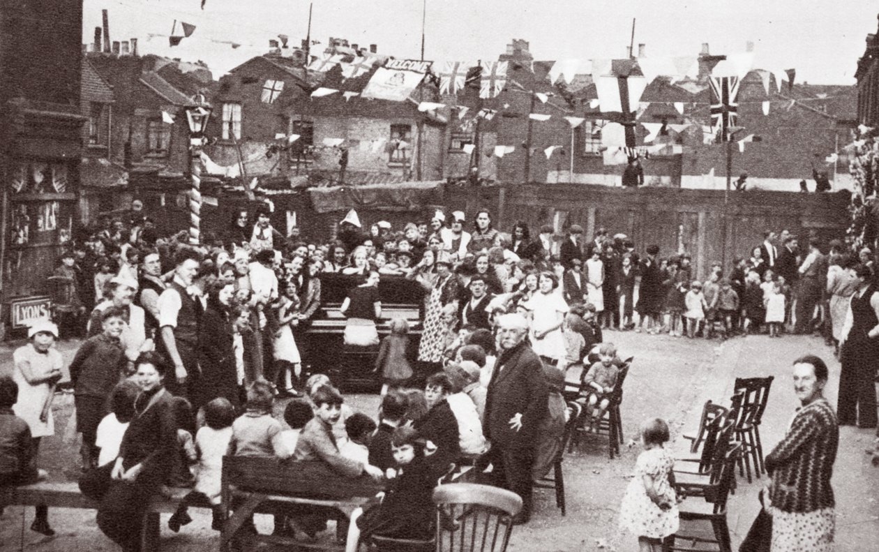 Jübile sokak partisi, 1935 by English Photographer