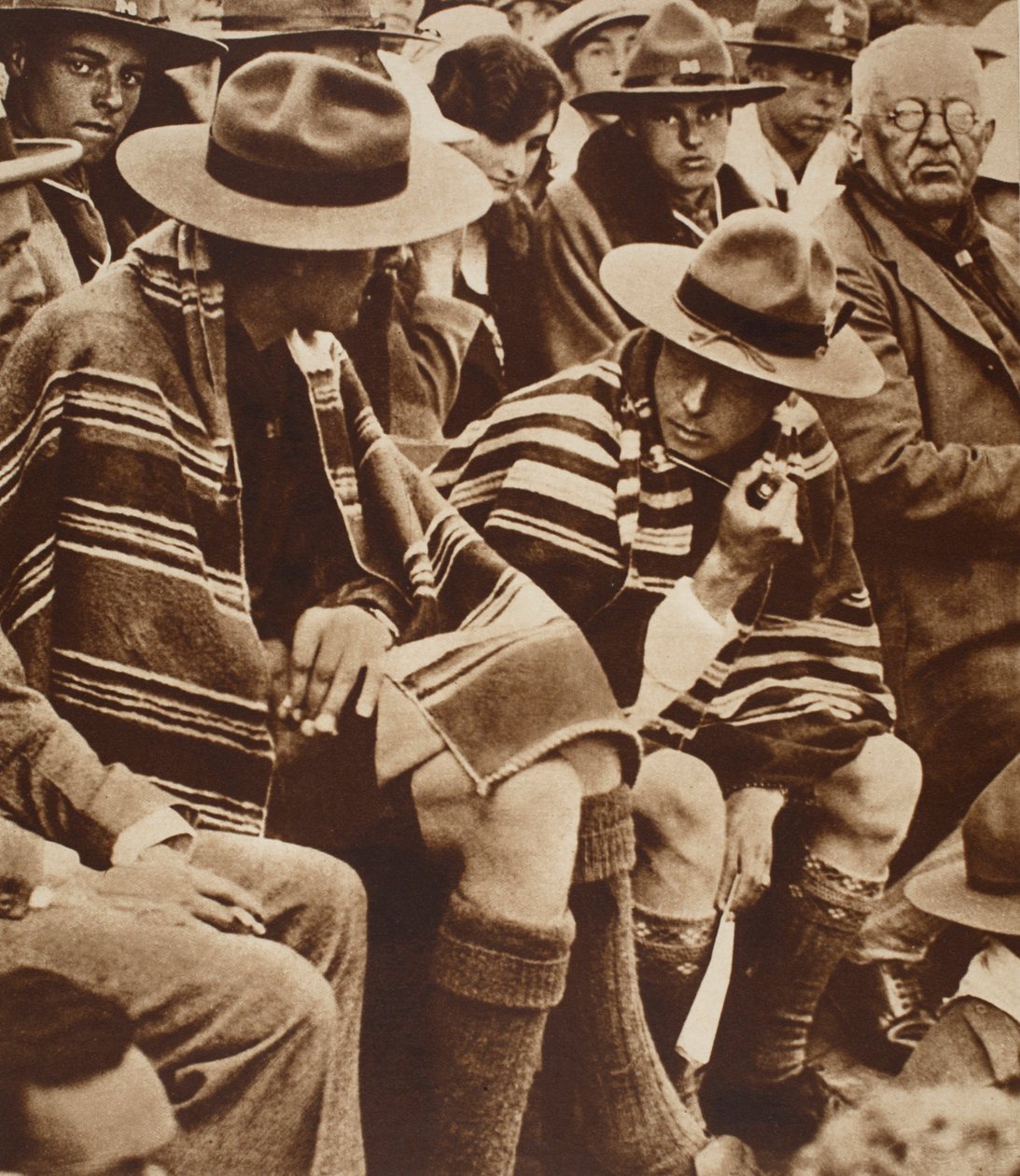 Kral Edward Galli İzciler ile Kamp Ateşi Etrafında by English Photographer