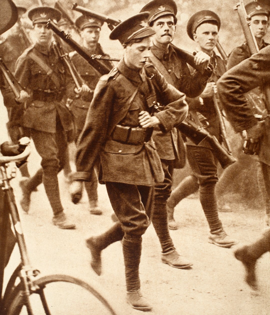 King Edward VIII Oxford Üniversitesi O.T.C. İle Yürüyüşü, Birinci Dünya Savaşından Önce, 1911 dolayları by English Photographer
