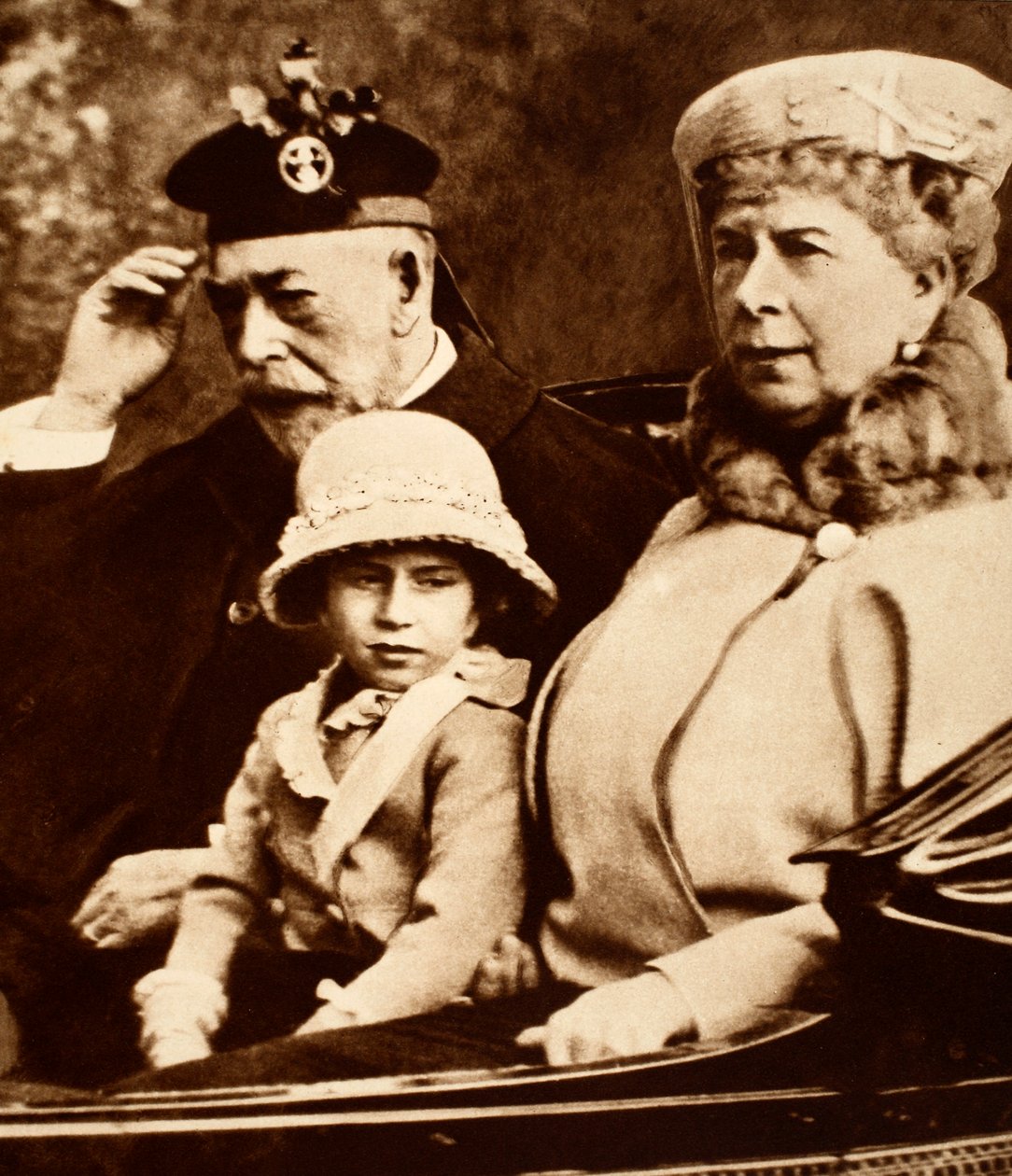Kral George ve Kraliçe Mary, torunları Prenses Margaret ile Kiliseye Giderken, 1930
