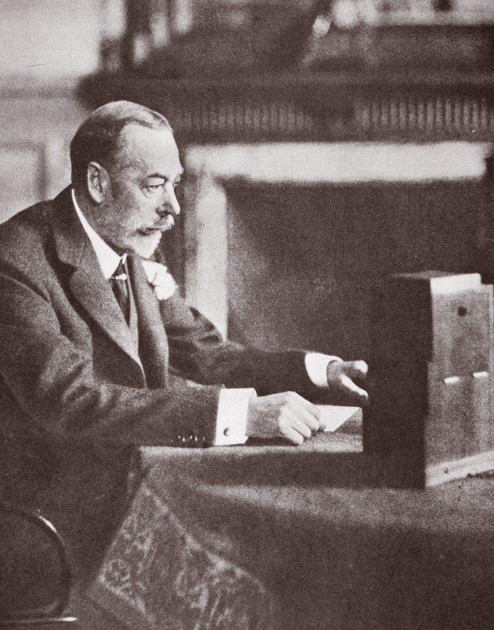 King George telsizden konuşuyor by English Photographer