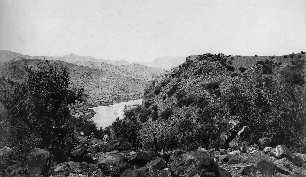 Kayalık bir yamaçta duran yerel erkekler by English Photographer