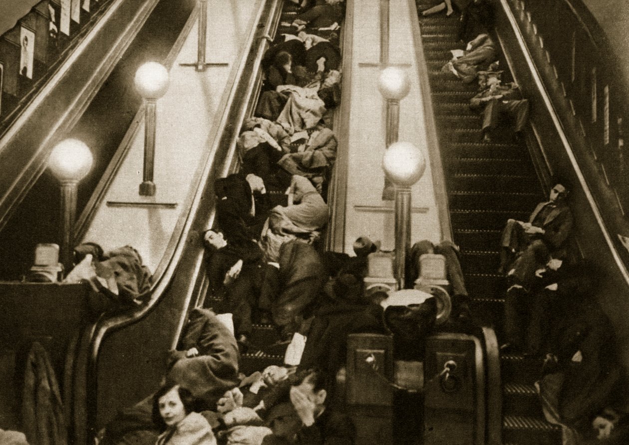Londralılar, 1940 Yeraltındaki bombalardan korunmak istiyor by English Photographer