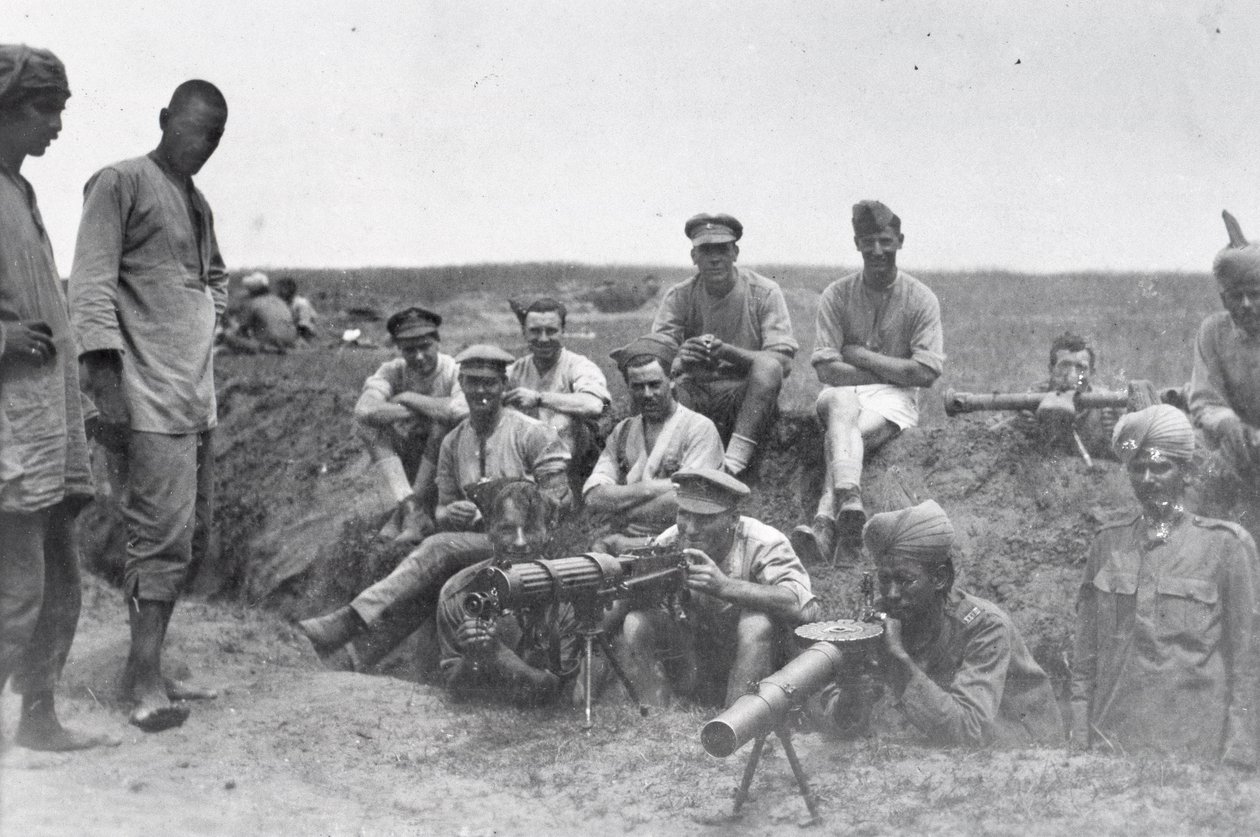 Vickers makineli tüfek, Lewis silahı ve telemetre, Mezopotamya, I. by English Photographer