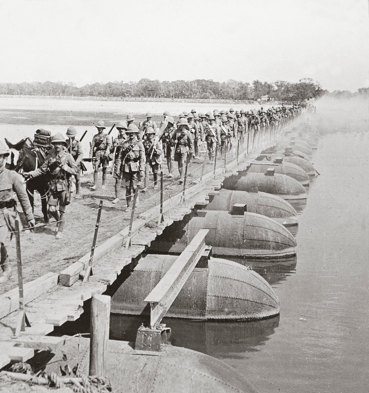 Makineli tüfek bölümü ve piyade duba köprüsüyle su basmış bir nehri geçiyor by English Photographer