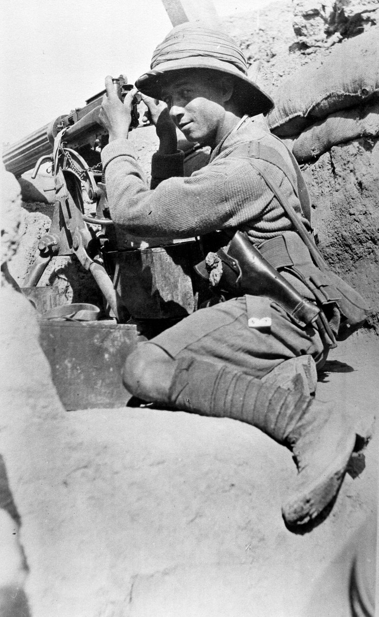 Bir siperde makineli nişancı, Sannayat, 1916 by English Photographer