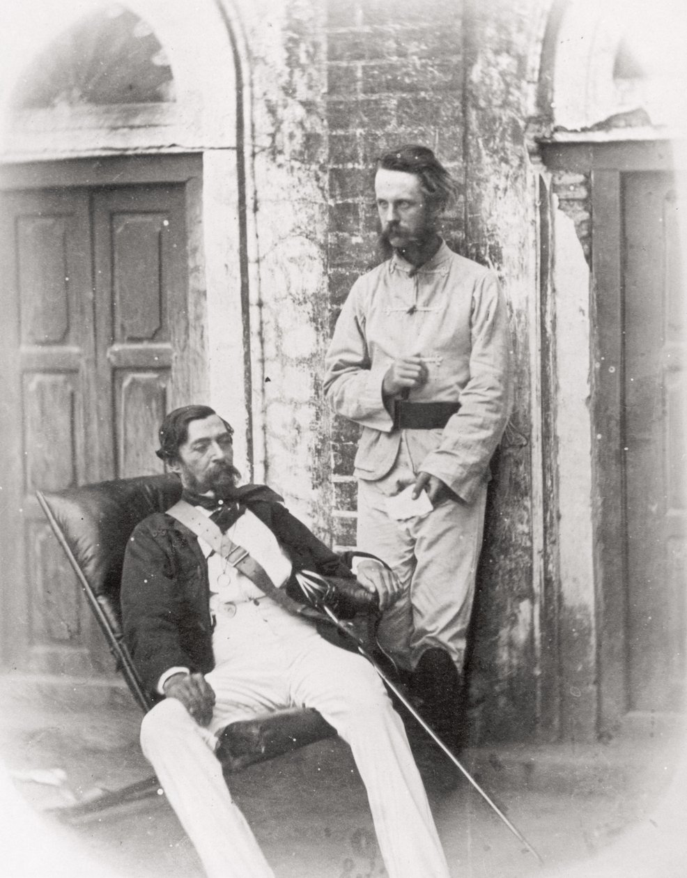 Tümgeneral Sir Robert Napier (1810-90) (oturmuş) ve ADC