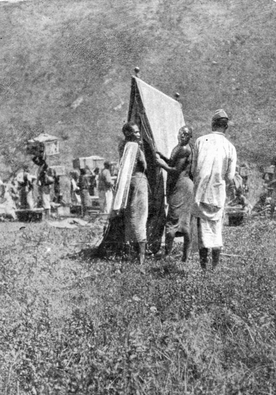 27 Ekim 1906 tarihli Grafikte yayınlanan Ayın Dağlarına başlıklı bir yazıdan, Bir Gün Sonunda Kamp Yapmak Martı by English Photographer