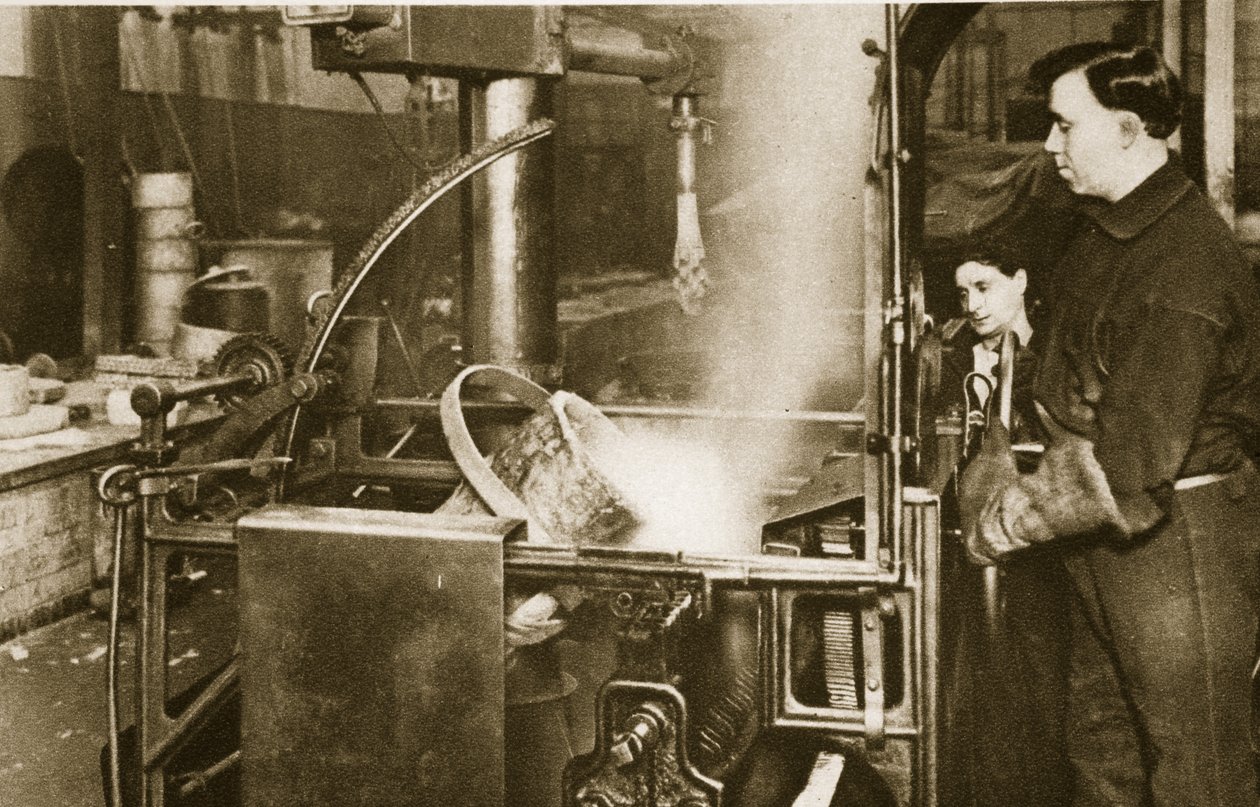 Sıvı metal bir tencereyi bir makineye düşürerek para kazanma (sepya fotoğrafı) by English Photographer