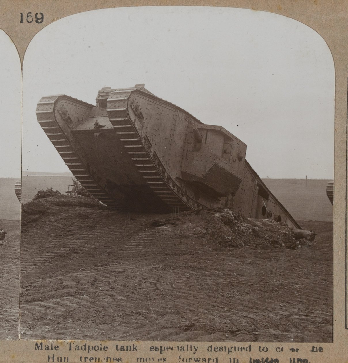 Hun siperlerini geçmek için özel olarak tasarlanmış Erkek Tadpole tankı, 1914-18 savaş hattında ilerliyor by English Photographer