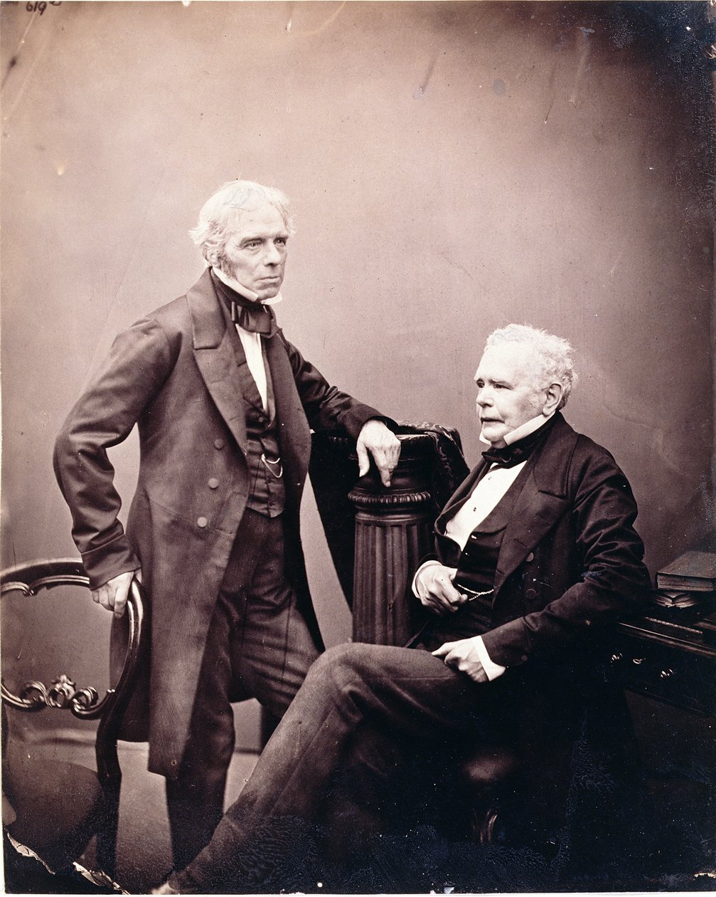 Michael Faraday (1791-1867) ve William Thomas Brande (1788-1866) (oturmuş) 1850