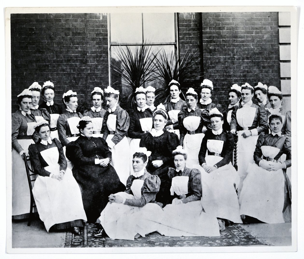Bayan Gordon, Bayan Crossland ve yirmi hemşire ve kız kardeş by English Photographer