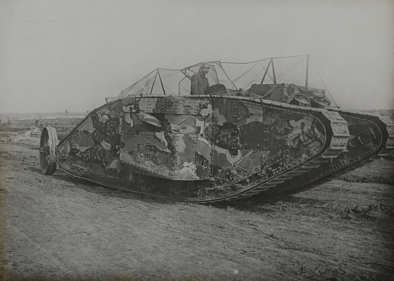 Elveden, Suffolk, 1916 de eğitim sırasında Mk 1 tankı by English Photographer