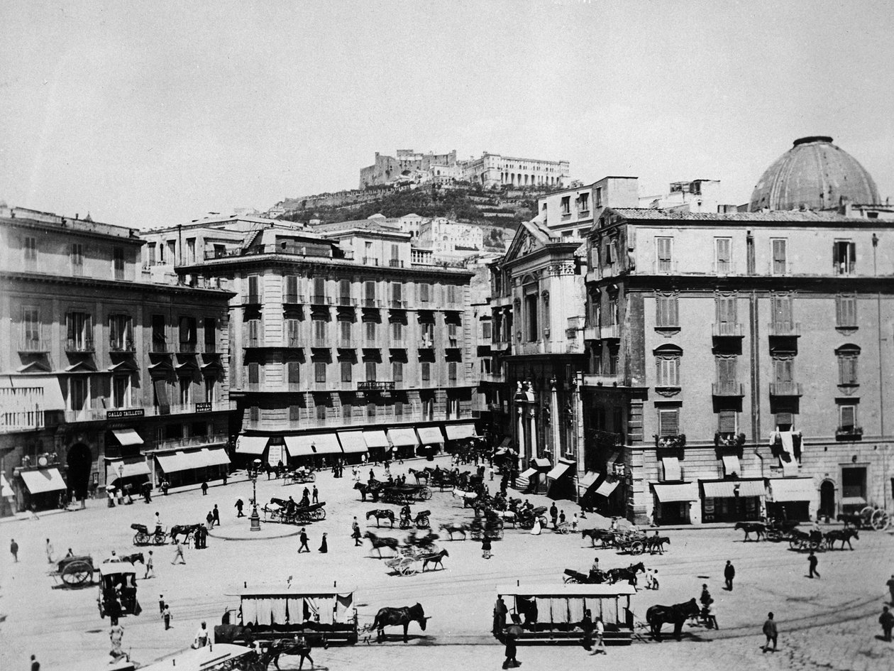Napoli: Piazza San Fernando ve Castello Sant Elmo by English Photographer