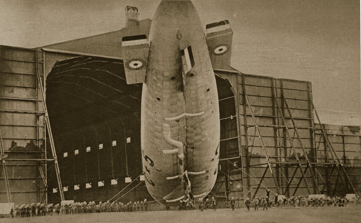 Bir donanma zeplinin bir askıya alınması, 1914-19 by English Photographer