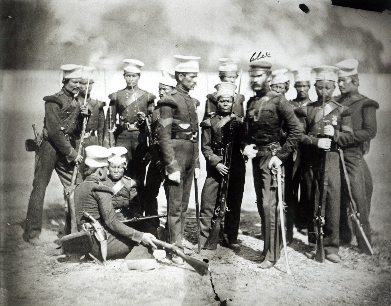 Yeni Nusseeree Tüfek Taburu ve Binbaşı A. Bagot, 1857 by English Photographer
