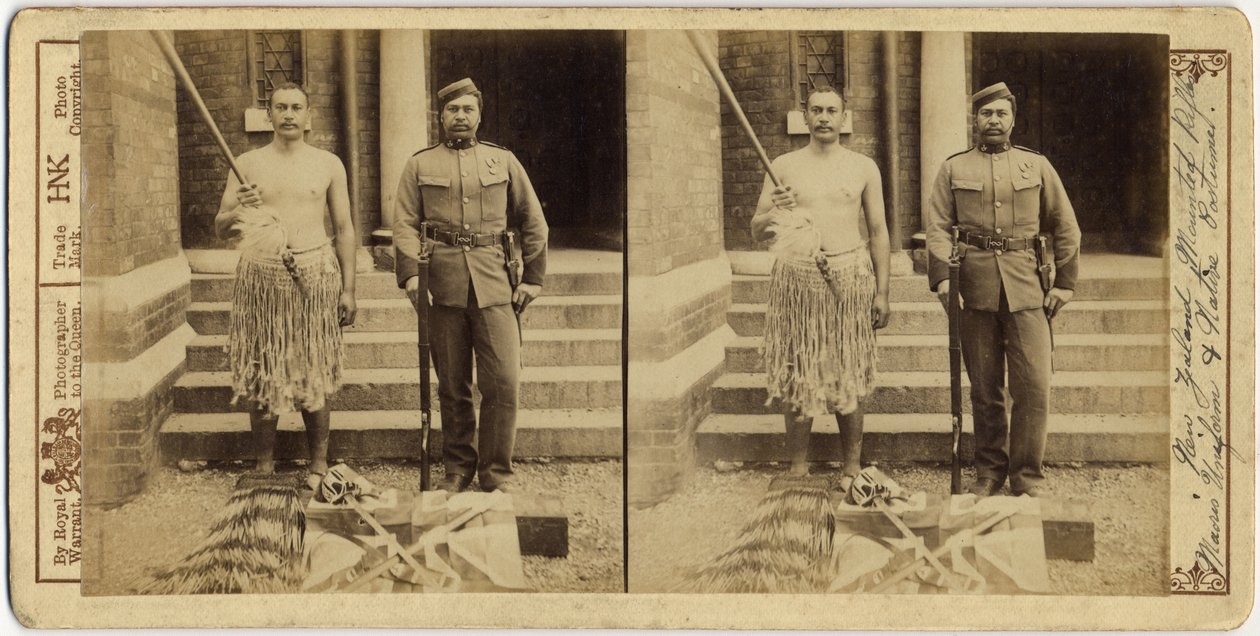 Yeni Zelanda Atlı Tüfekler. Maoris Üniforma ve Yerli Kostüm, 1897 (gümüş jelatin baskı) by English Photographer