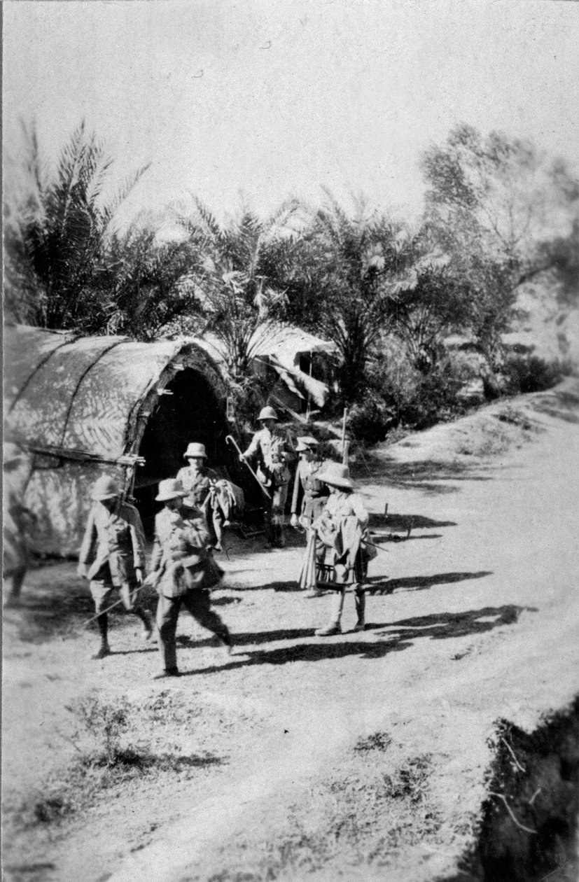 Kamıştan bir kulübenin yanından geçen memurlar, 1917 by English Photographer