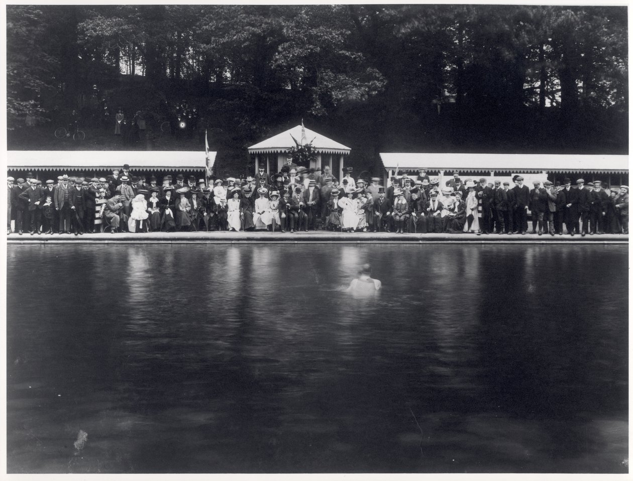 Roundhay Park Açık Hava Yüzme Havuzunun resmi açılışı, Leeds, 29 Temmuz 1907 by English Photographer