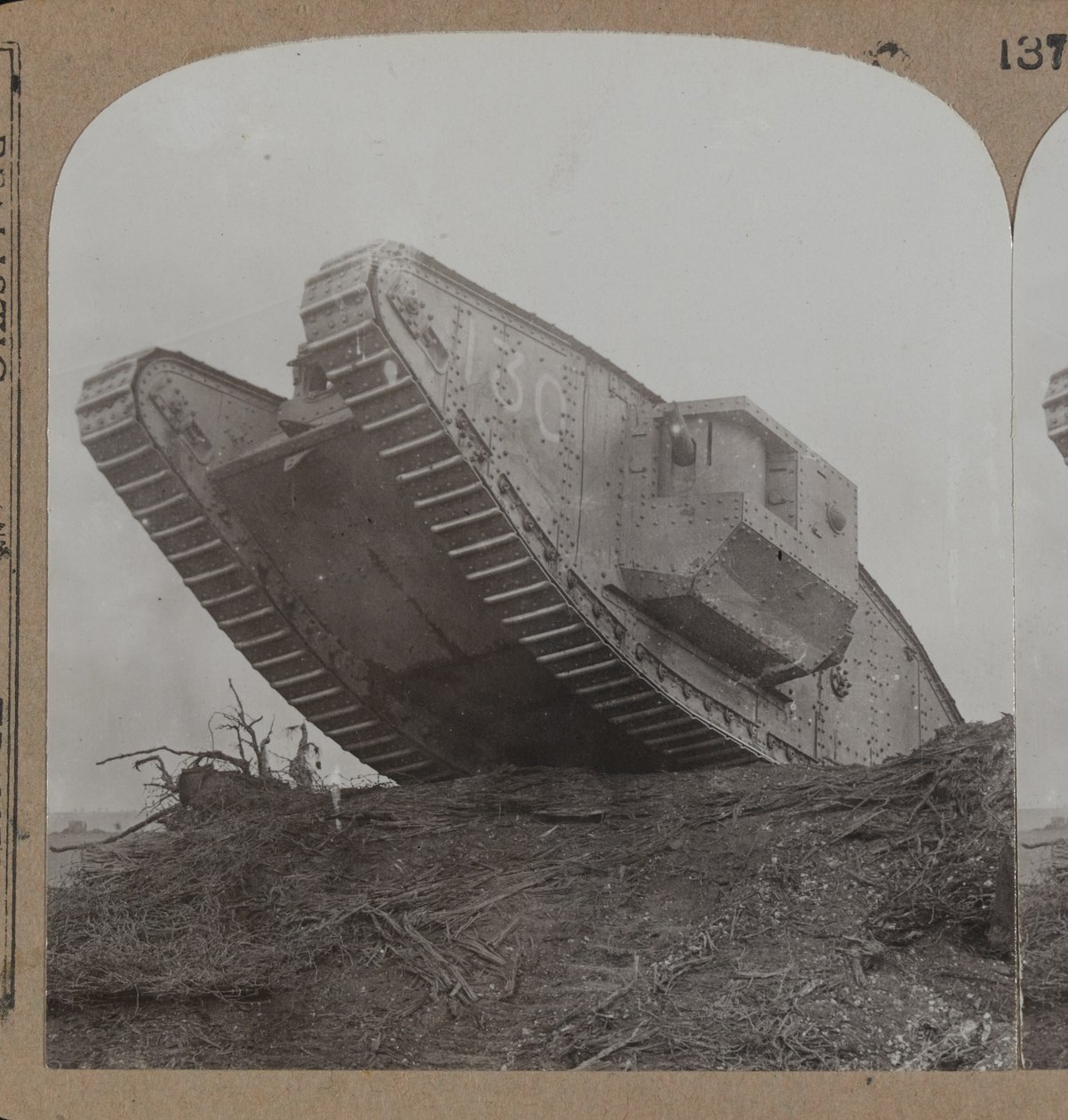 Canavar tanklarımız dikenli tellerin kemerlerini kırıyor ve 1914-18 Cambrai