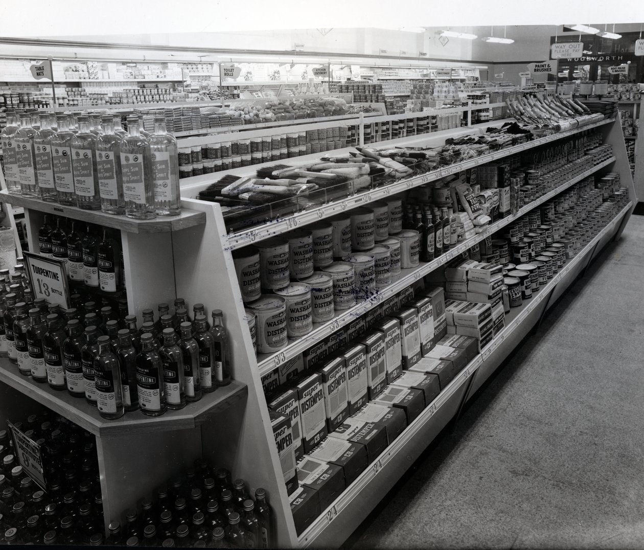 Boya ve fırça koridoru, Woolworths mağazası, 1956 by English Photographer
