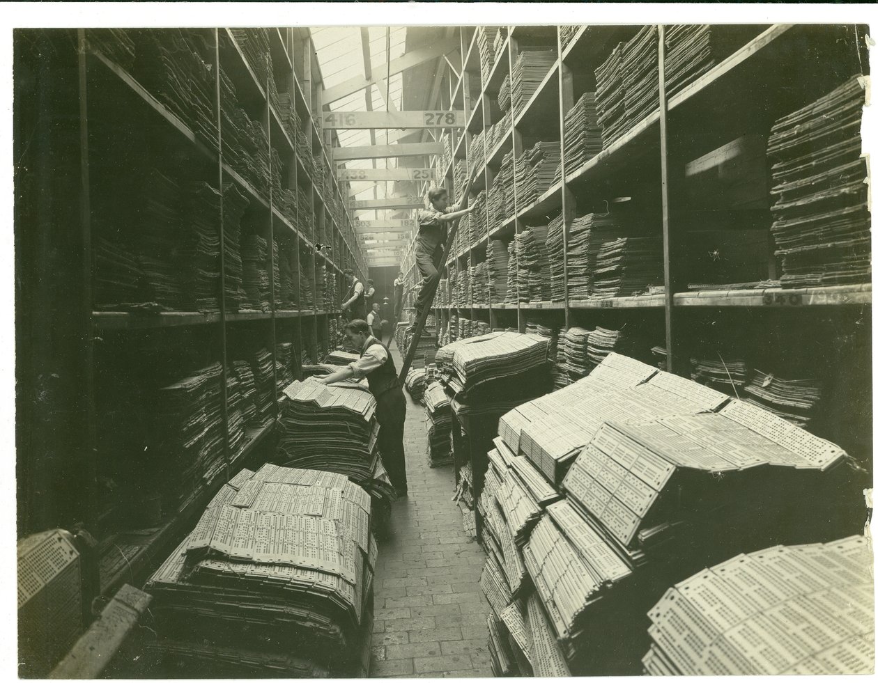 Jakarlı kart odasının bir parçası, halı fabrikası, 1923 by English Photographer