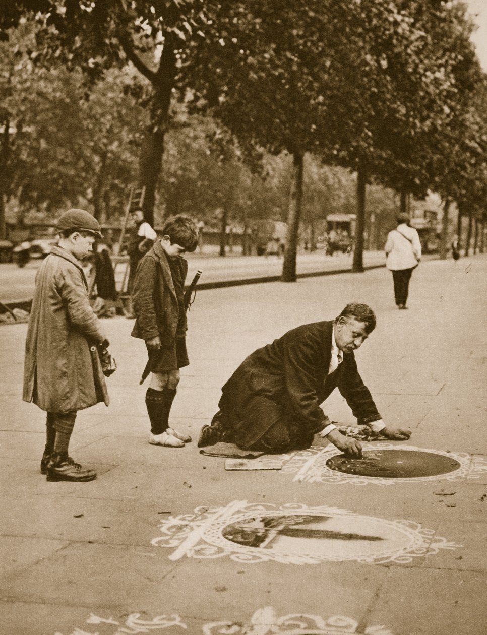 Dolgudaki kaldırım sanatçısı, çocuklar tarafından gözlemlendi (sepya fotoğrafı) by English Photographer
