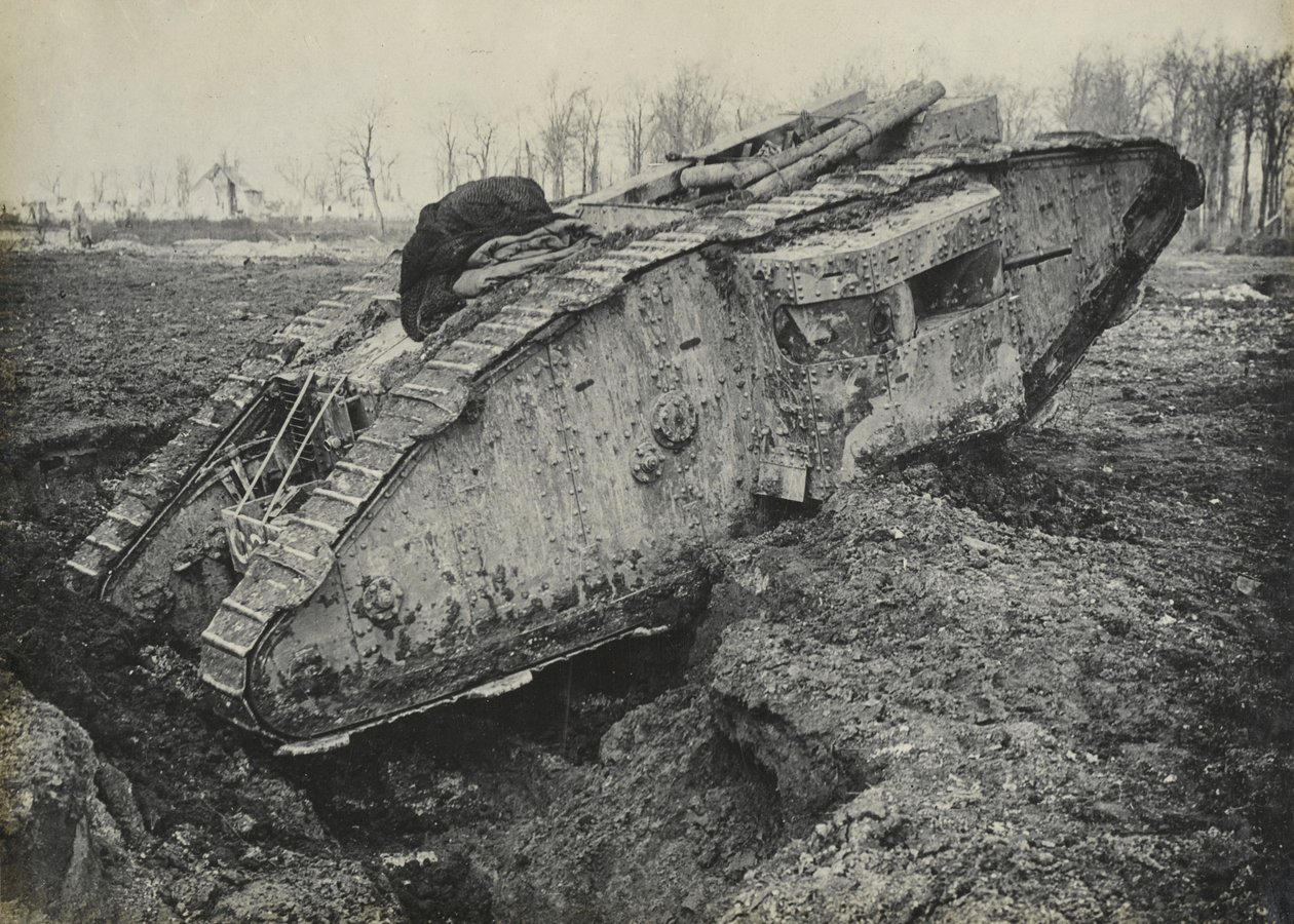 İngiliz tankının fotoğrafı, 1918 by English Photographer