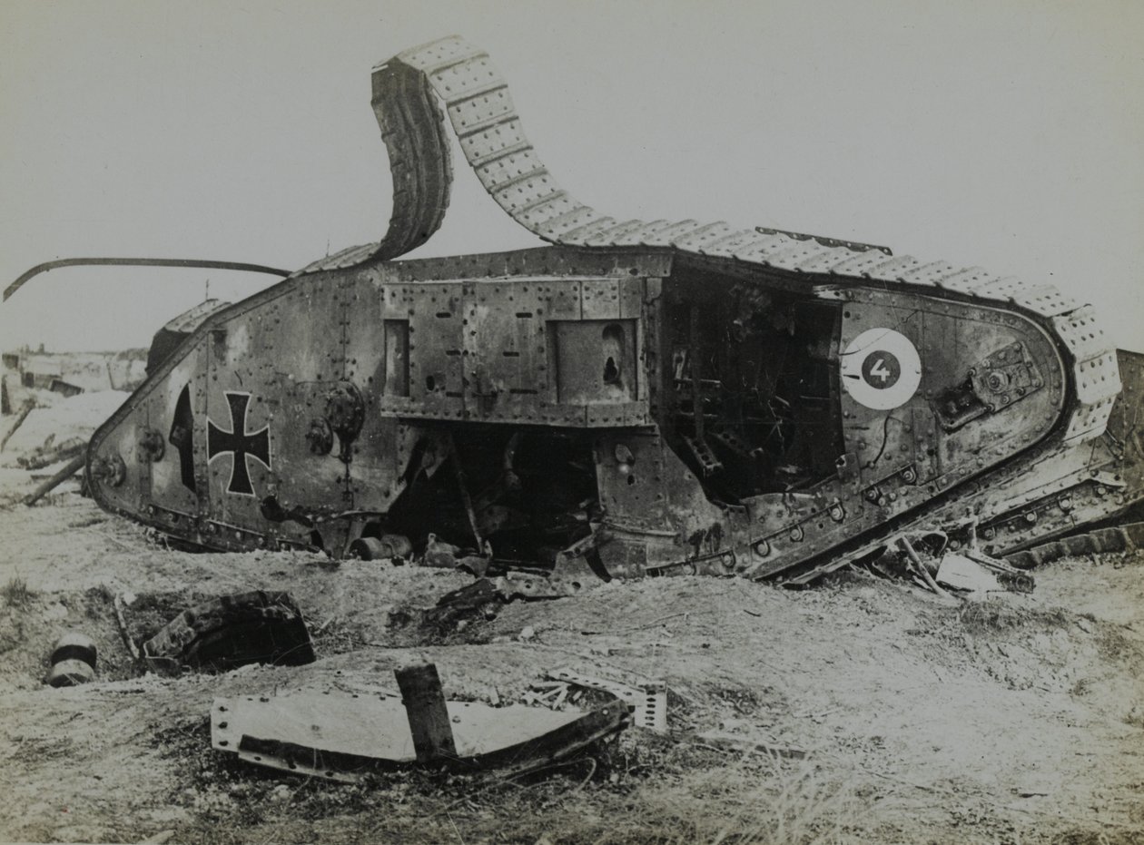 Alman işaretli engelli İngiliz yapımı tankın fotoğrafı by English Photographer