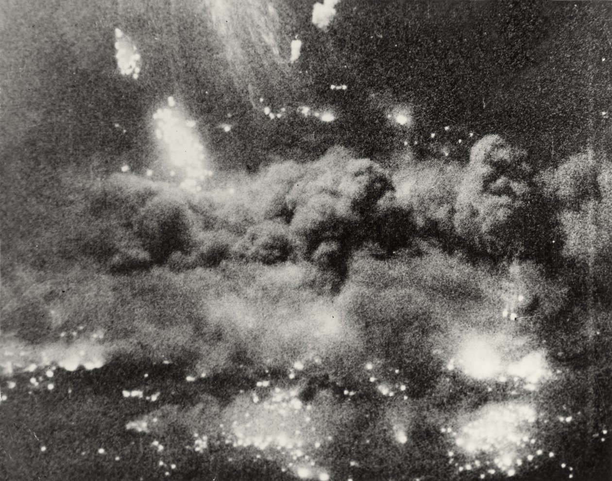 Bomba hasarı da dahil olmak üzere Berlin manzaralarını gösteren fotoğraf, Almanya, 1945 by English Photographer