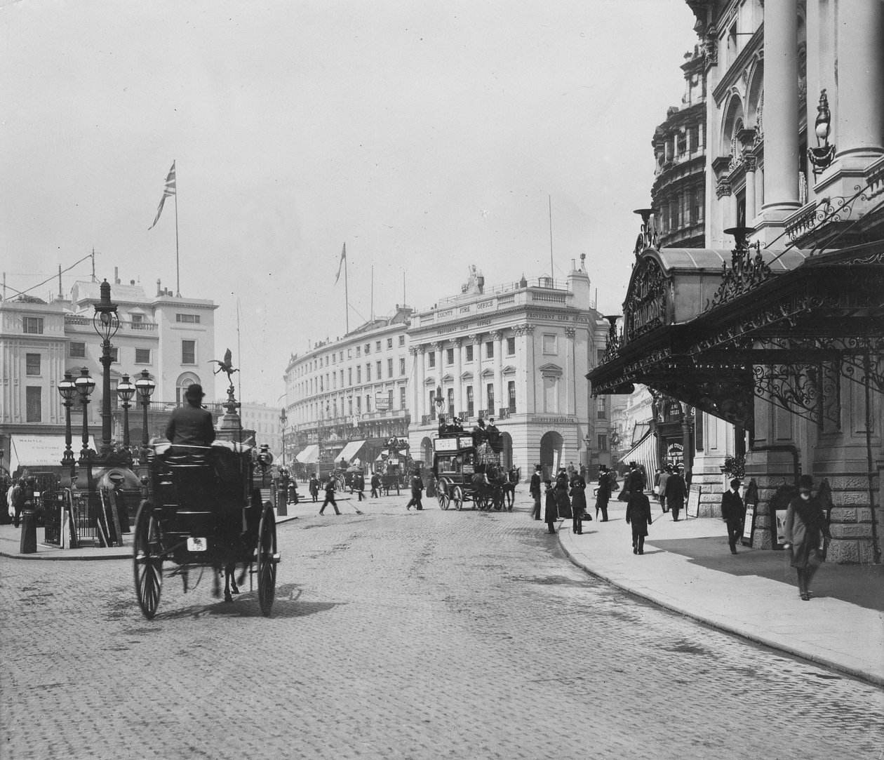 Piccadilly Sirki by English Photographer